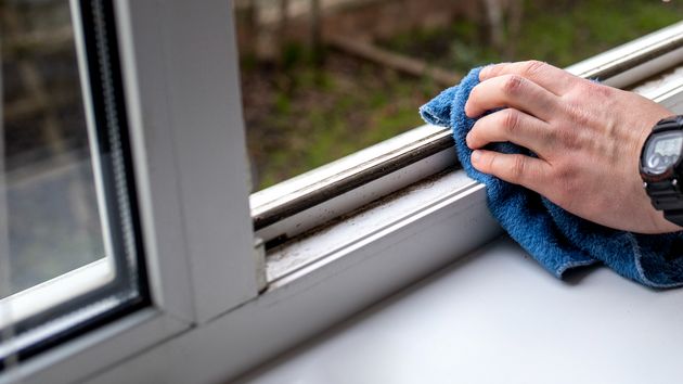 Expertos en limpieza recomiendan el bicarbonato en los rieles de las ventanas: "Es el único que no daña el aluminio ni deja residuos"