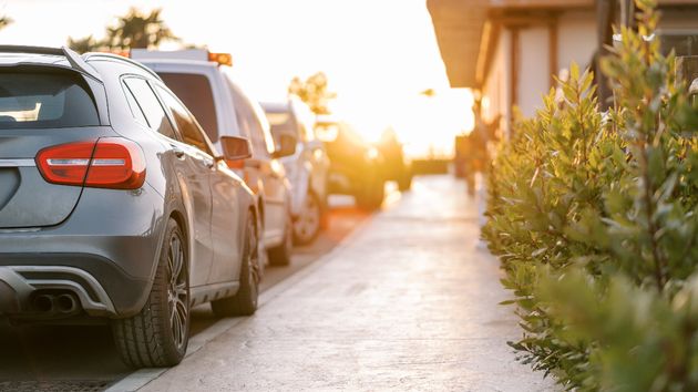 Sus vecinos les acusan de ocupar el aparcamiento del barrio con sus 7 coches y les piden que dejen plazas libres: “No quiero caminar medio kilómetro en la oscuridad solo para contentar a los vecinos”