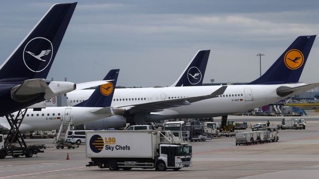 Lufthansa, Ryanair y EasyJet presionan a Bruselas para eliminar las indemnizaciones de hasta 600 euros por cancelación de vuelo este verano
