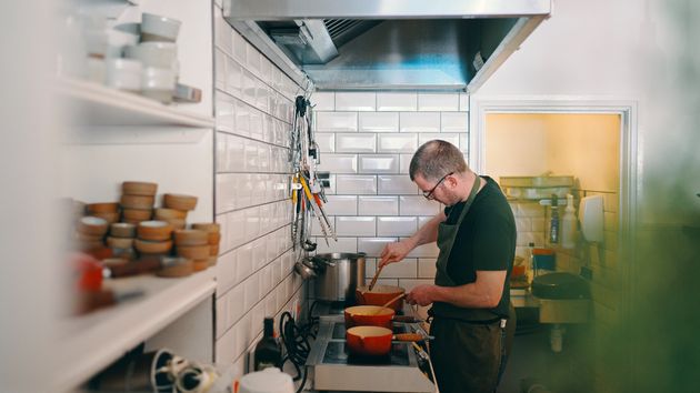Un cocinero logra una incapacidad permanente total de 1.438 euros por sus lesiones en el tobillo: son irreversibles y su oficio exige estar de pie
