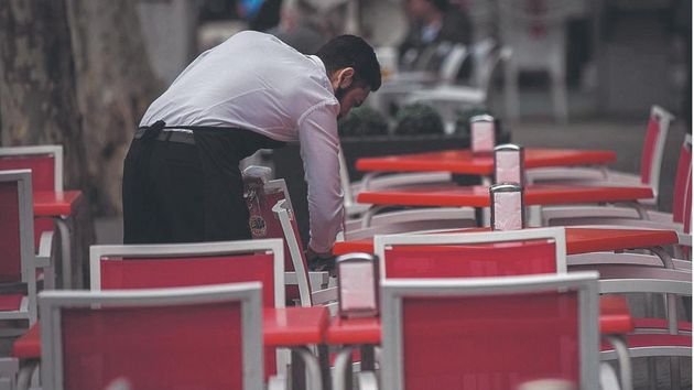 Un camarero se da de baja por una lesión de rodilla pero le pillan trabajando en otro establecimiento: la empresa le despide y la Justicia dice que es procedente