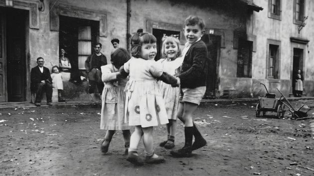 La psicología afirma que los niños de los años 90 y principios de los 2000 no desarrollaron más autonomía por una mejor crianza, sino porque tuvieron más oportunidades de enfrentarse solos a sus propios problemas