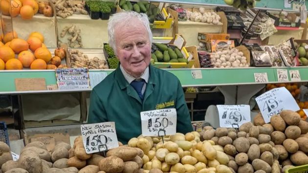 Robin (80 años) se niega a jubilarse: "Trabajo 17 horas al día para que nuestras frutas tengan un aspecto delicioso, pero es difícil competir con los supermercados"