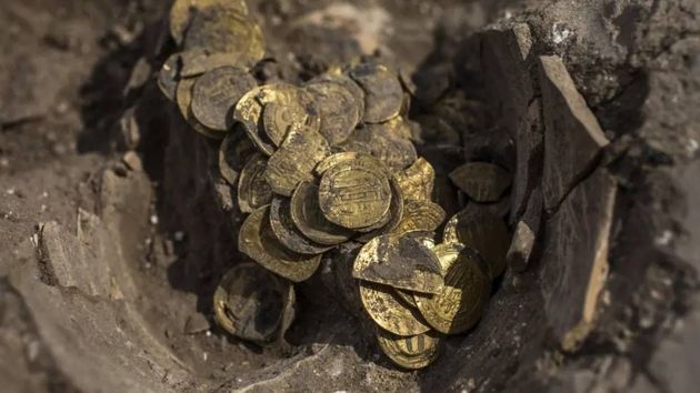 Dos excursionistas encuentran 600 monedas de oro en un bosque con valor incalculable