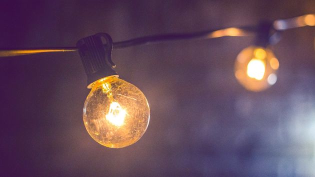 El precio de la luz del domingo 19 de abril en el PVPC sube muy poco con 13 franjas por encima de los 100 euros