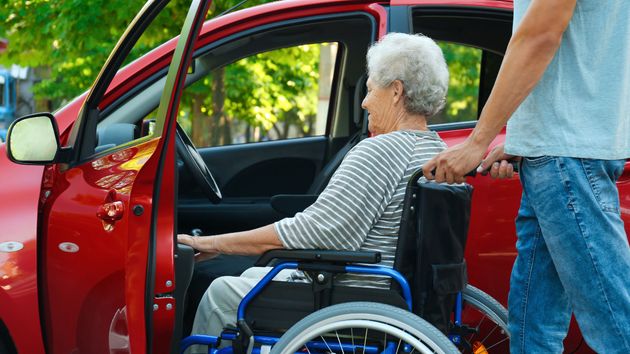 Hacienda aclara que se puede comprar un coche con IVA reducido del 4% para una persona con discapacidad, aunque no lo conduzca