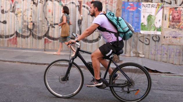 Amine (22 años), repartidor autónomo: “gano 1.100 euros al mes, pero tras pagar facturas y cotizaciones esto es lo que me queda”