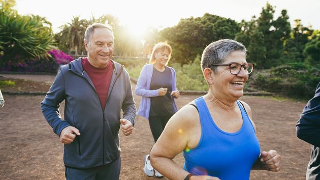 Los entrenadores coinciden: "A partir de los 55 años hay que caminar al menos 20 minutos diarios, preferir las escaleras, hacer estiramientos suaves y trabajar el equilibrio para frenar la sarcopenia"