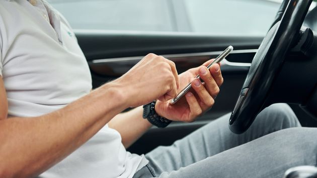 Multan con 200.000 euros a una empresa por obligar a sus empleados a descargar apps de seguimiento en sus móviles personales
