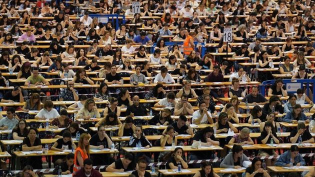 El BOE lo confirma: miles de nuevas plazas de oposiciones para ser funcionario de carrera y muchas sin estudios superiores