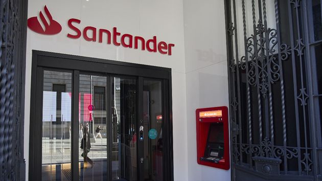 Despedida tras más de 15 años en Banco Santander por firmar por clientes y condicionar préstamos a la contratación de seguros: es improcedente porque el banco lo toleraba