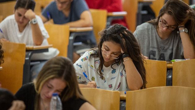 Becas MEC 2026-2027: umbrales de renta por miembros de la unidad familiar