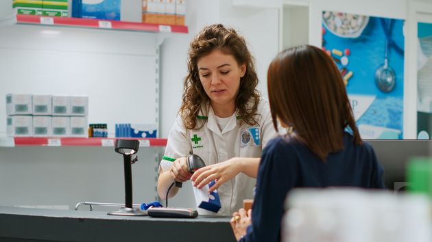 Una técnica de farmacia con 14 años de antigüedad, despedida por comer caramelos en su trabajo: la Justicia lo declara improcedente y tendrán que pagarle 14.500 euros