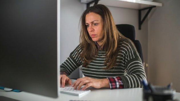 La justicia le concede teletrabajar al 100% para cuidar de sus hijos tras denegárselo la empresa: no negociaron con ella como obliga el Estatuto de los Trabajadores