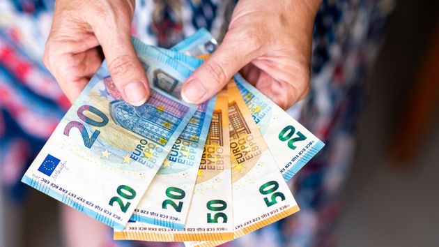 Un alcalde sube el sueldo de su mujer y cobrará 4.700 euros al mes: “compensar la pérdida de salario y de carrera profesional”