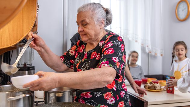 Sancionan a una cocinera que llevaba más de 30 años trabajando en una escuela infantil de Vigo por avisar a una madre de un posible caso de acoso a su hija