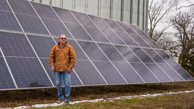 Instala placas solares en su granja para ahorrar en la factura de la luz y ahora se arrepiente por el coste de seguir conectado a la red
