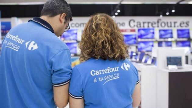 Carrefour despide a una trabajadora que se llevó rollos de papel higiénico y una bandeja de mollejas de pollo sin pagar: es procedente