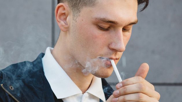 El Gobierno que cambia las normas y decide prohibir fumar a las nacidos a partir de 2009