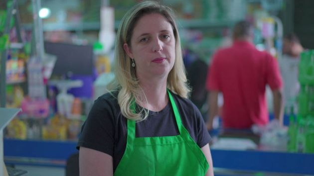 Una cajera de supermercado denuncia los comentarios que recibe: “si no quieres terminar como ella y tener que pedir permiso para ir al baño, mejor estudia”