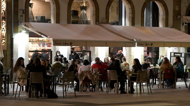 Un bocadillo le costó el despido: se fue al bar dejando una máquina funcionando sin supervisión y costó 18.000 euros repararla