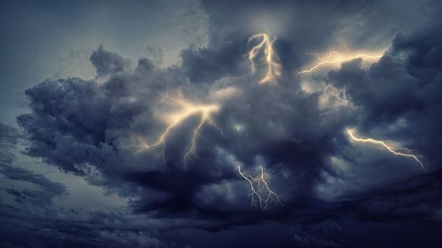 A partir de las 16 horas de este viernes, las tormentas dejarán lluvias de más de 30 l/m2, vendavales y granizo en diez provincias