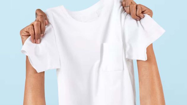 Cómo recuperar el blanco original de la ropa amarillenta sin lejía y por qué se ha puesto así con el paso de los lavados