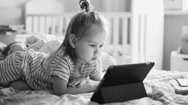 La psicología afirma que muchos niños no tienen más rabietas únicamente por su carácter, sino porque recurren a las pantallas para calmarse en lugar de aprender a gestionar sus emociones