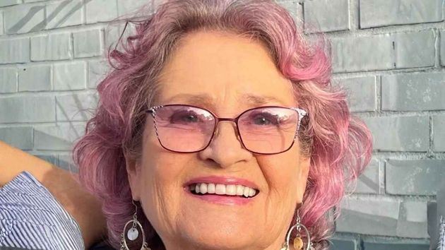 Tengo 84 años y estoy agradecida de trabajar en el negocio de mi hijo: me sacrifiqué por él y ahora me ayuda