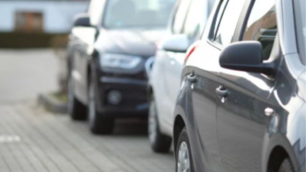 La DGT permite a los ayuntamientos retirar el coche de la calle y fijar multas de hasta 3.000 euros