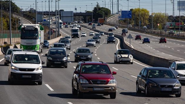 La DGT avisa: conducir solo en el coche en estas carreteras puede suponer 200 euros de multa
