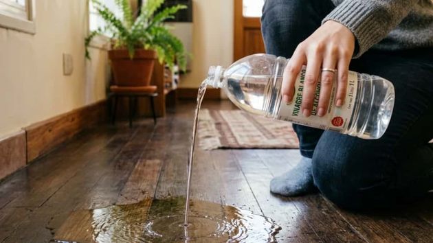 Por qué cada vez más expertos en limpieza recomiendan fregar el suelo con vinagre blanco y en qué casos no debe usarse