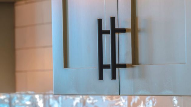 Adiós a los armarios altos en la cocina, la despensa modular vertical es la apuesta que más crece en reformas en 2026