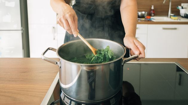 Por qué hervir la espinaca destruye la mitad de sus nutrientes y cómo hay que cocinarla para que conserve sus vitaminas