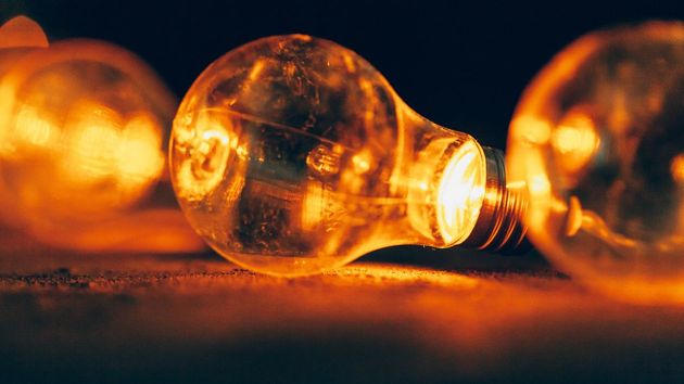 El precio de la luz hoy domingo 26 de abril en el PVPC se mantiene y deja 12 tramos por debajo de los 100 euros