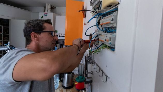 Un electricista advierte sobre reformar una casa: “Cambiar la instalación eléctrica antes costaba 2.000 euros y ahora ya supera los 6.000”