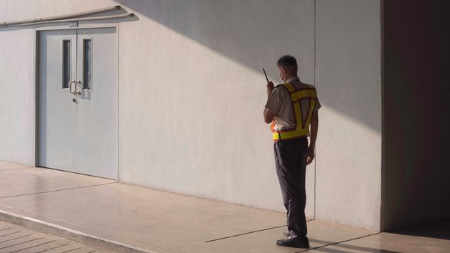 Un vigilante de seguridad con 10 años de antigüedad en la empresa ‘cuela’ a 8 aficionados para ver un partido del Real Madrid y le despiden: es procedente