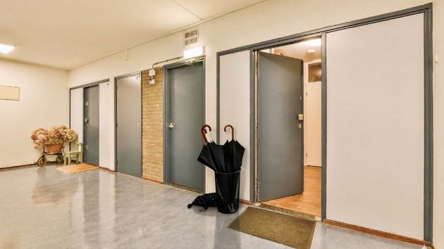 La ley de Propiedad Horizontal lo confirma: la comunidad puede prohibir colocar un paragüero en la entrada de un piso en un edificio