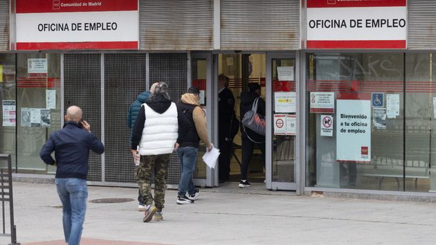 El empleo cae en 170.300 personas y el paro supera los 2,7 millones en el arranque de 2026