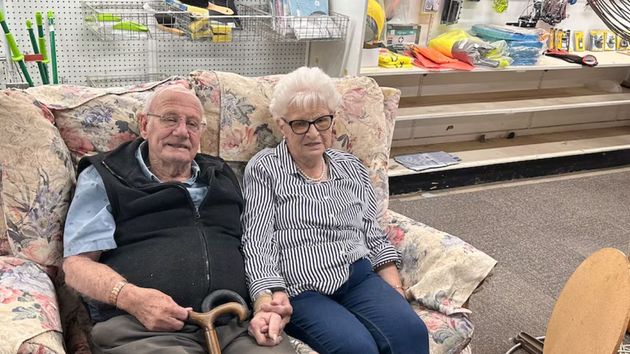 Un matrimonio se jubila con 90 y 95 años tras casi 60 años al frente de la ferretería del pueblo: “¿Cómo iba a dejarlo sin ella?”
