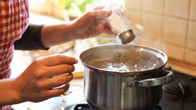 La psicología sugiere que echar sal a la comida sin probarla es característico de estos dos perfiles muy distintos