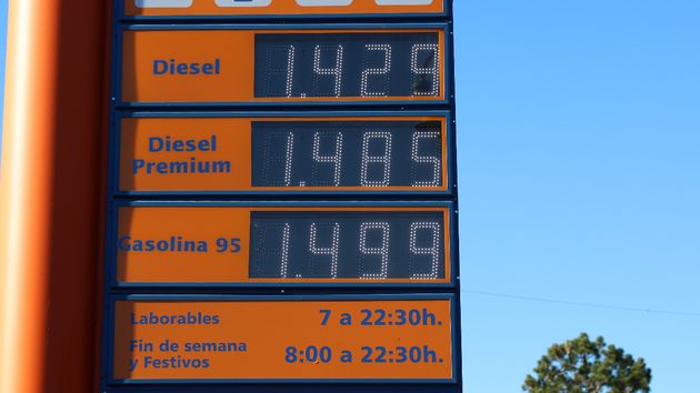 El precio de la gasolina y el diésel bajan esta semana pero llenar un depósito medio cuesta hasta 95 euros
