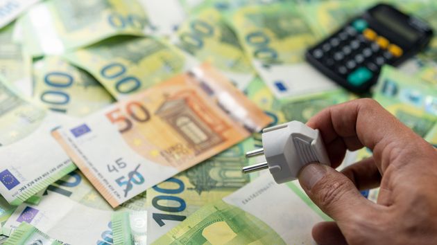 El precio de la luz del viernes 1 de mayo de 2026 cae en picado en el mercado mayorista con 7 franjas con precios negativos