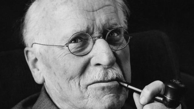 Carl Jung, psicólogo: “La soledad no aparece por no tener gente alrededor, sino cuando no eres capaz de comunicar las cosas que te parecen importantes”