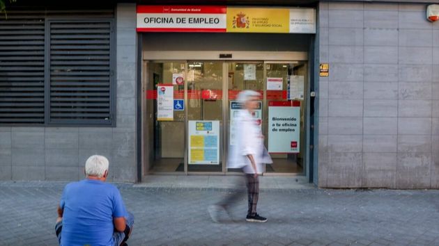 El SEPE busca personal para trabajar 3 horas al día con sueldo de 700 euros en colegios y limpieza: no piden experiencia ni estudios