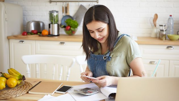 El objeto que todos tenemos en la cocina y que los expertos recomiendan meter en la nevera: ahorra un 15% de energía y elimina olores