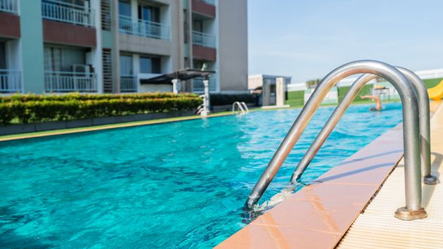 Una comunidad aprueba instalar una escalera accesible en la piscina porque la administradora dice que es obligatorio, pero varios vecinos denuncian que no lo es: la justicia dice que la obra no lo era y anula el acuerdo
