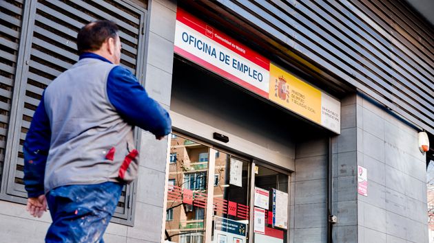 El SEPE reclama a una mujer 22.882 euros de subsidio por desempleo porque no cumplía los requisitos al estar cobrando una incapacidad permanente: la Justicia dice que no tiene que devolverlos