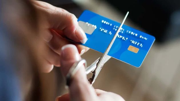 Las tarjetas de plástico caducadas no las tires, tienes un tesoro en casa: la mejor forma de reutilizarlas