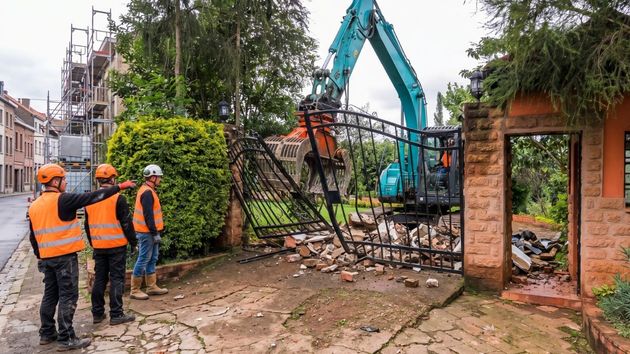 Un alcalde ordena derribar una puerta para reabrir unos caminos usados durante años que una sociedad vinculada al Banco Santander cerró tras comprar la finca y acaba condenado por coacciones